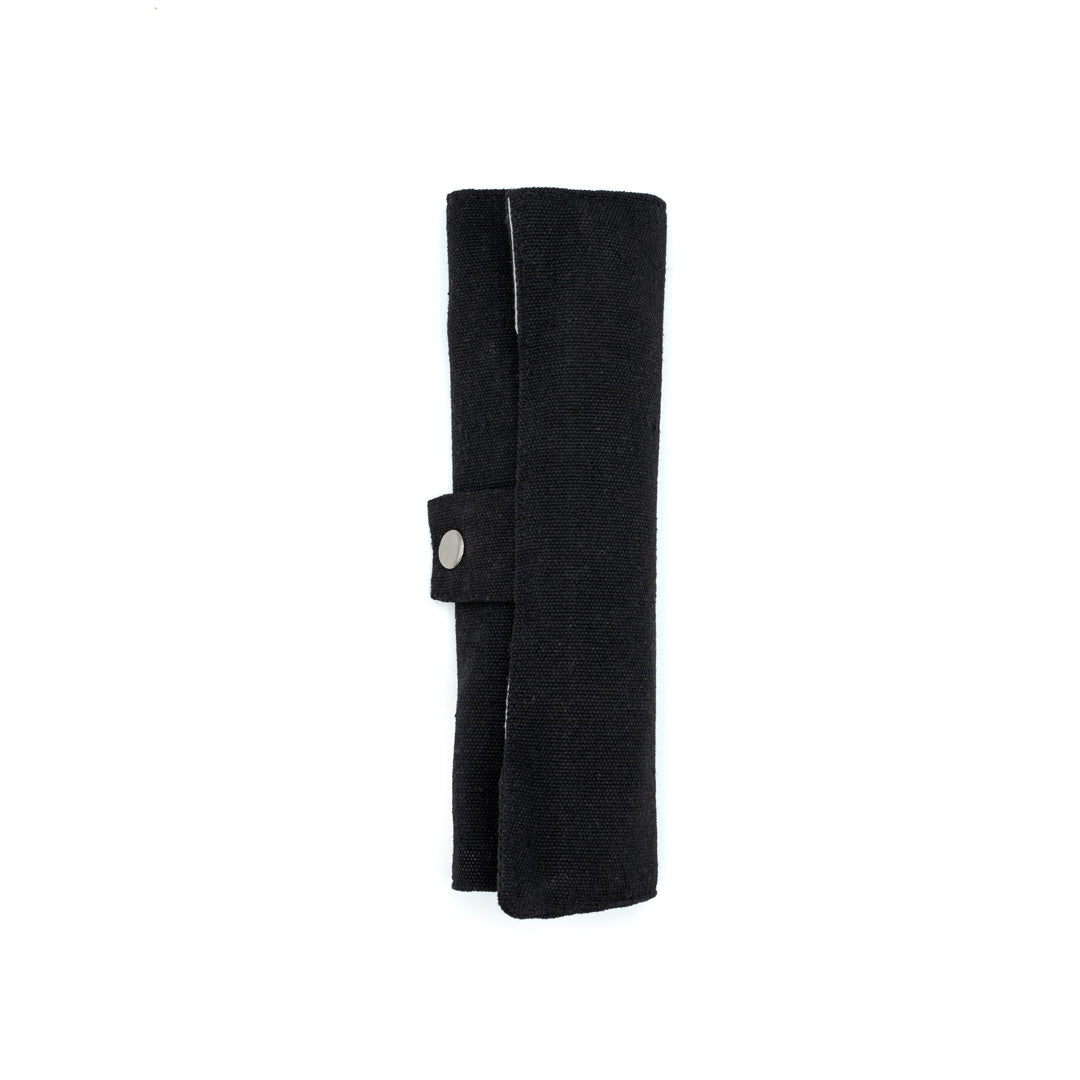 Ensemble de couverts en bambou naturel dans un sac en toile, vert