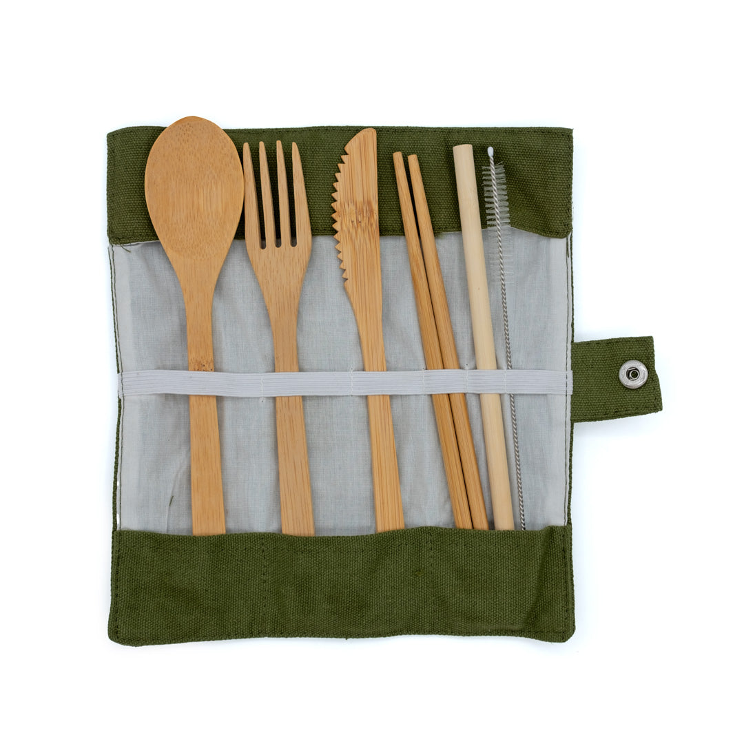Ensemble de couverts en bambou naturel dans un sac en toile, vert